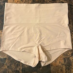 PINK seamless shape compression & comfort shorts